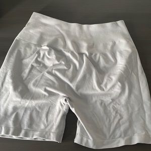 Amplify Short - Silver Sky